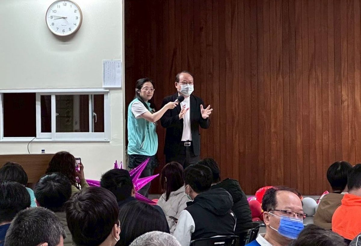 丁碩彥院長演示護送就醫降溫技巧