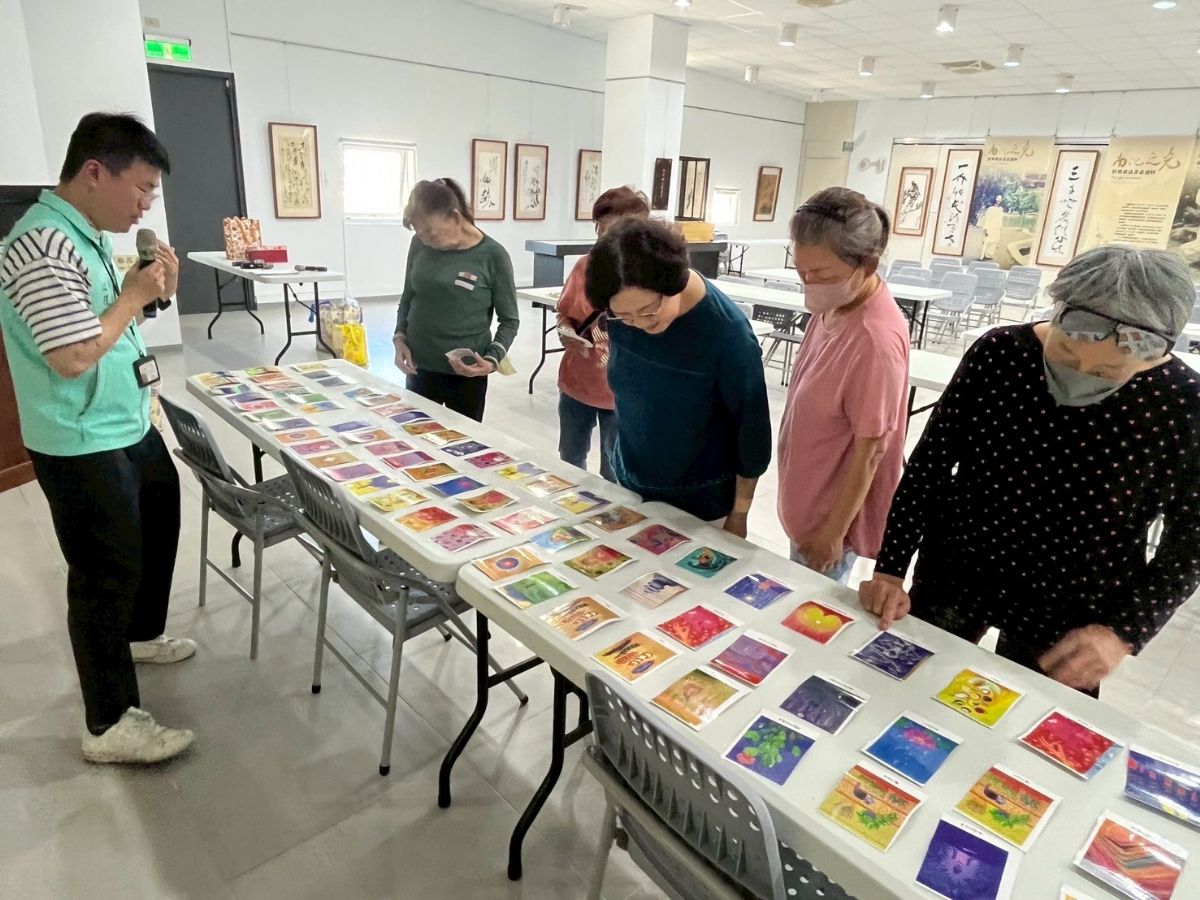 心理師引導民眾透過挑選牌卡,在家看到牌卡時,想起文字祝福穩心的力量