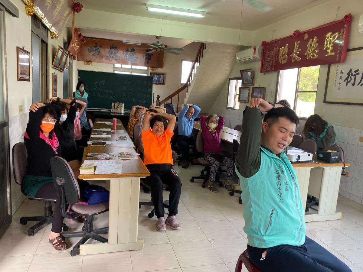 職能治療師帶領民眾練習睡前放鬆操,助民眾有好眠