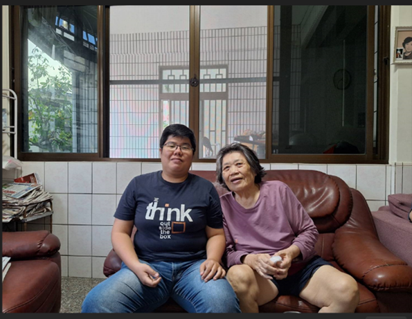 與失智友善天使合影
