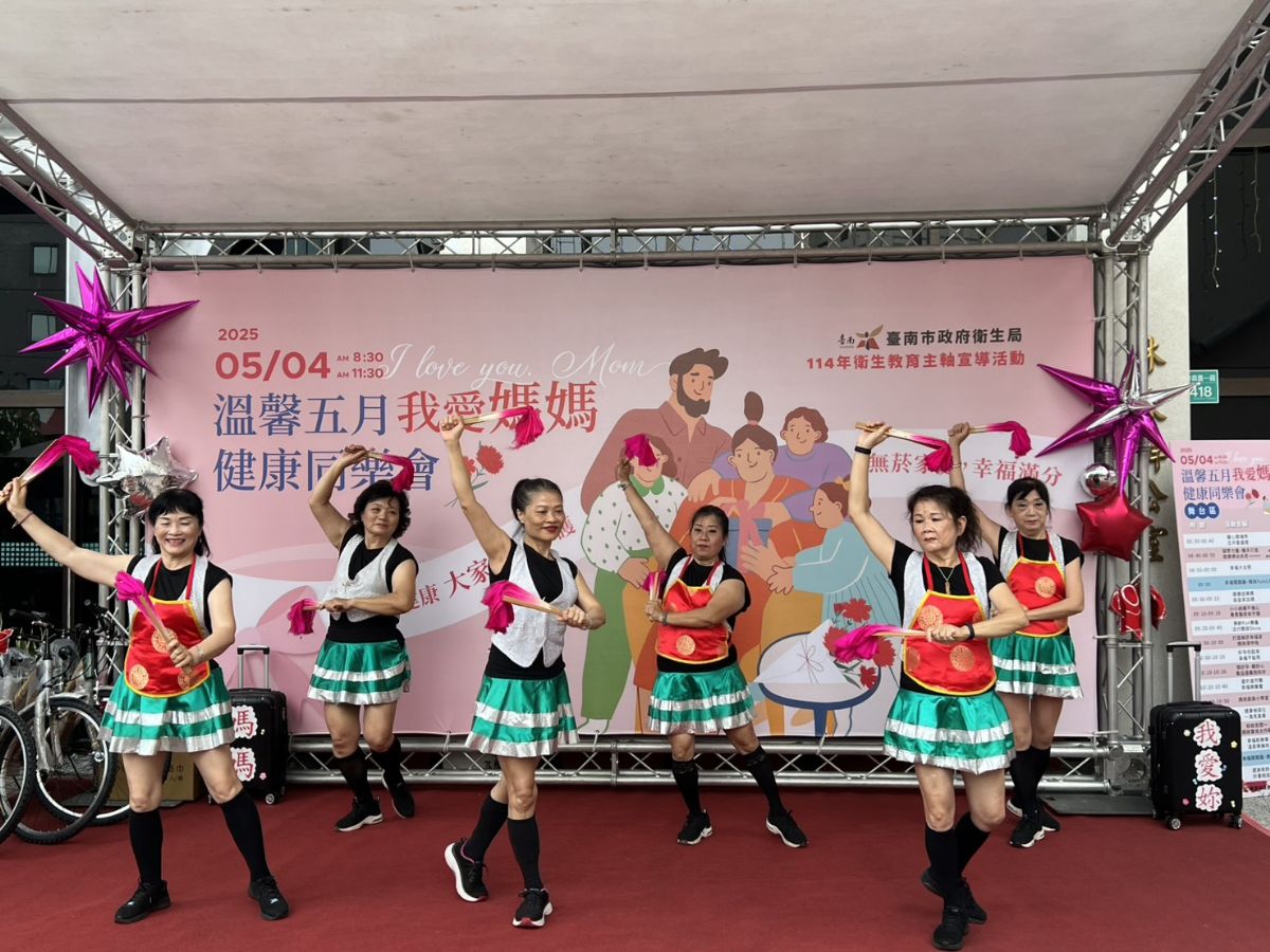 表演團體共度溫馨時光