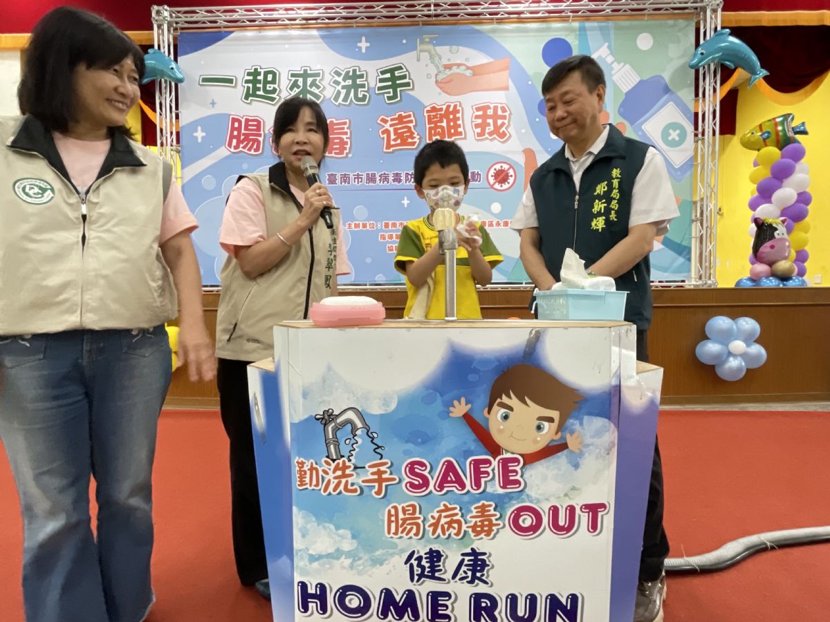 帶領學生進行「濕、搓、沖、捧、擦」洗手五步驟