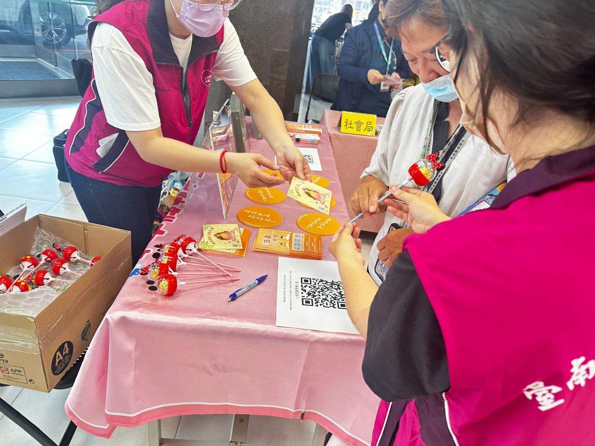 民眾熱情參與,領取金莎花