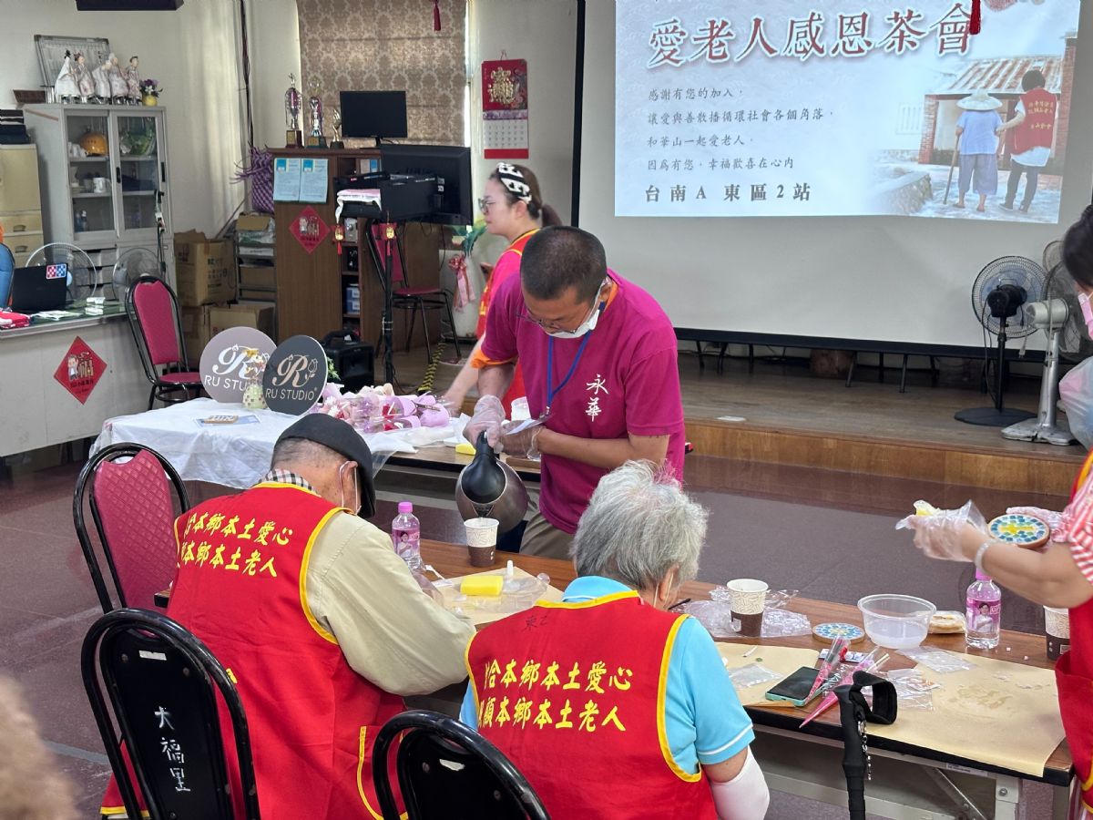 圖二、康復者調製花草茶,在母親節為長輩獻上關懷