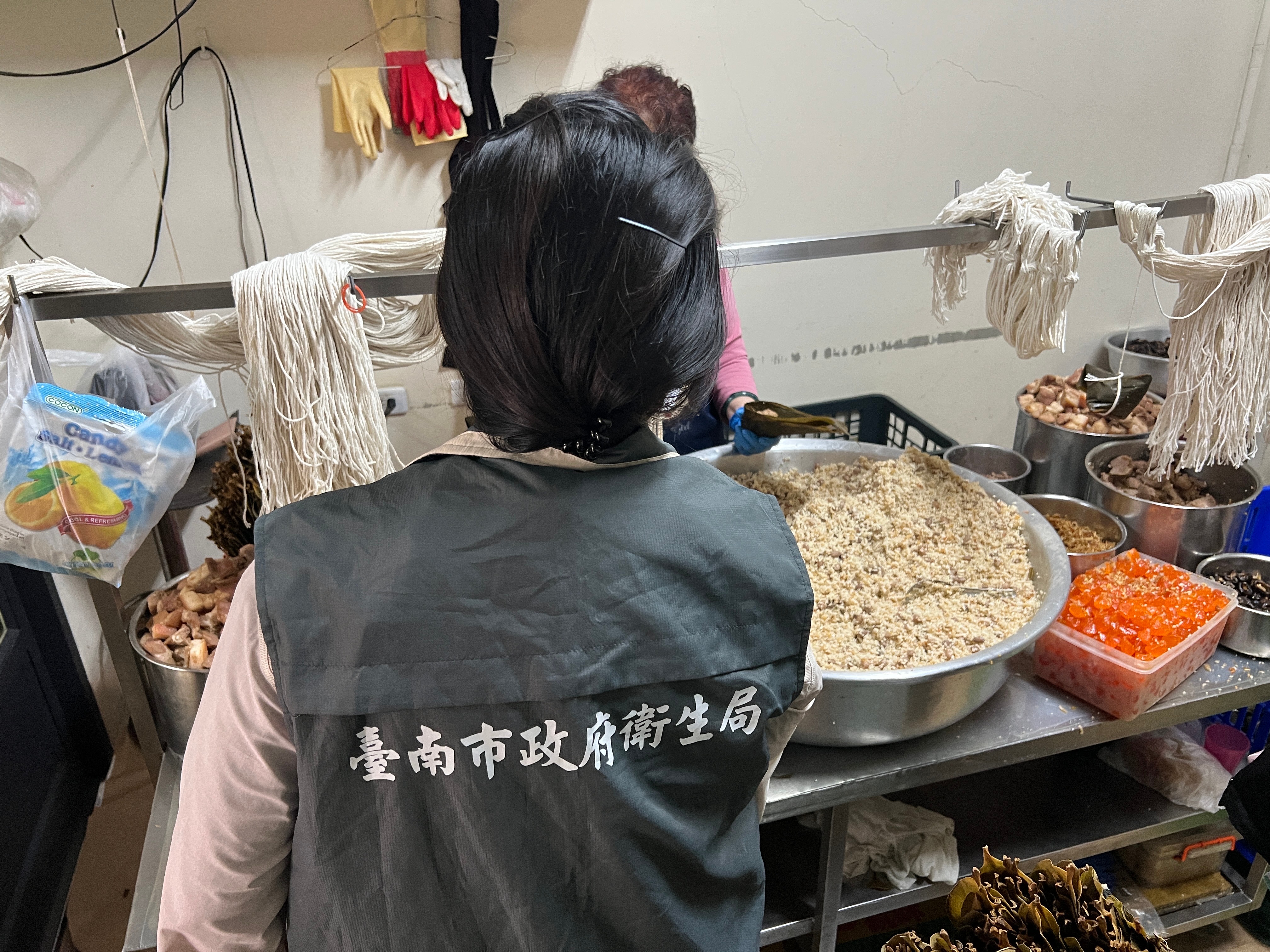 衛生局進行食品抽驗1