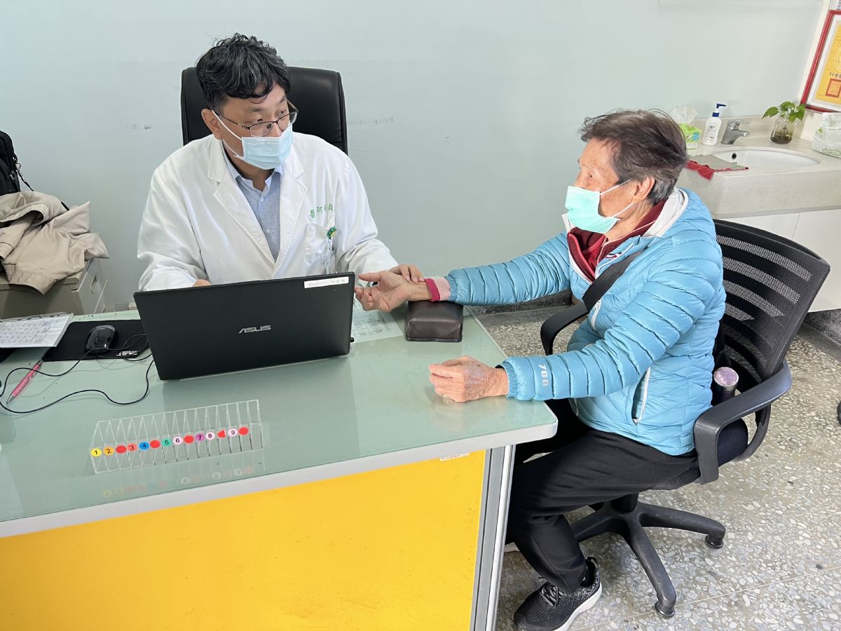 照片二、衛生福利部新營醫院中醫部何裕鈞主任現場看診,透過把脈診療及中醫治療。