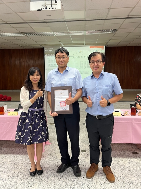 照片一、局長李翠鳳於員工半年會議中公開頒獎表揚部立新營醫院由何裕鈞主任(中)受獎代理所長石成展陪同(右)