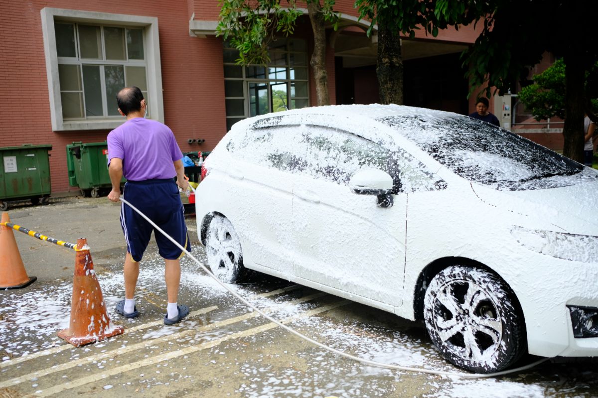 學員嘗試噴洗車泡沫