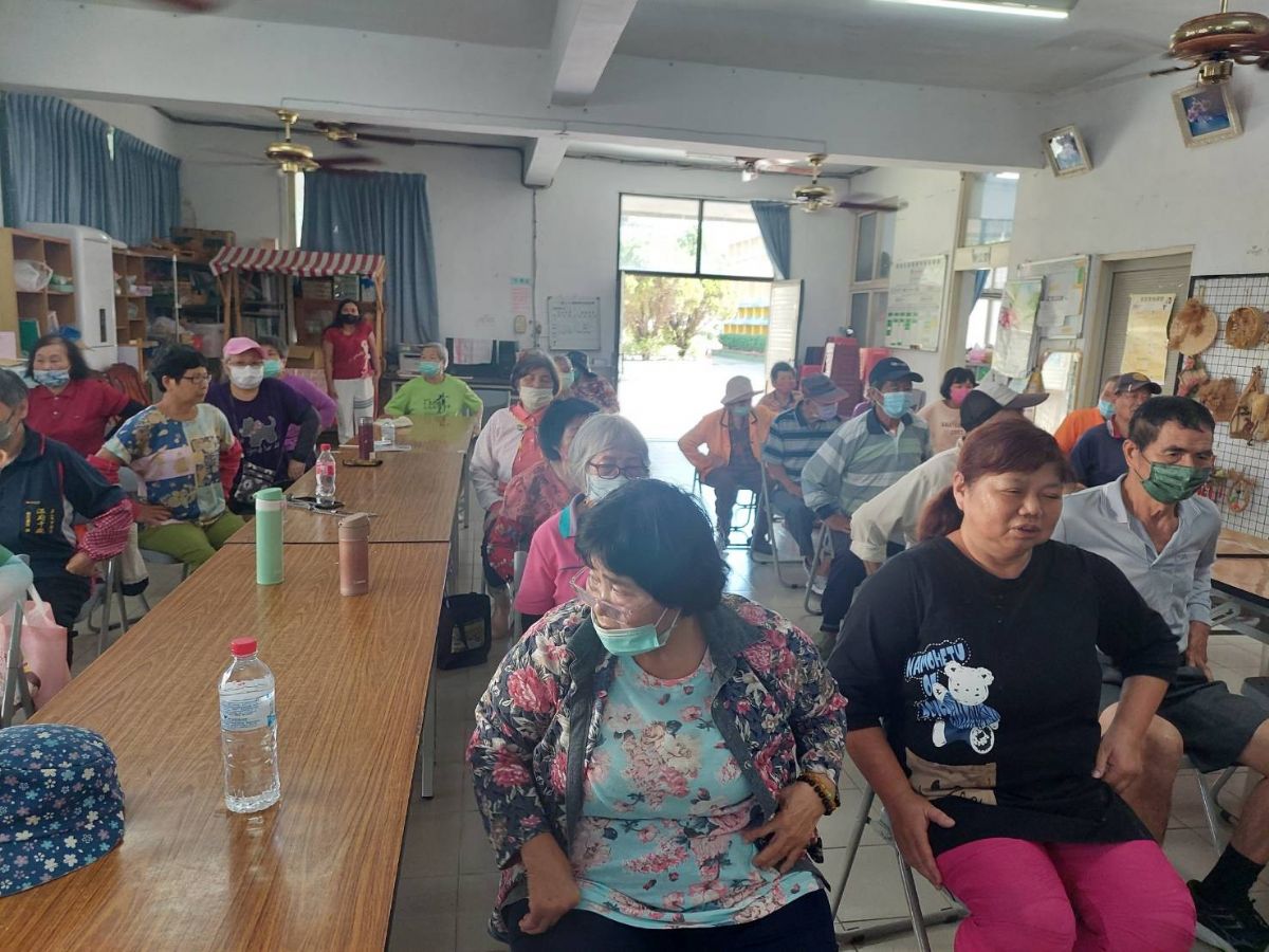 帶領社區長輩做頭部運動