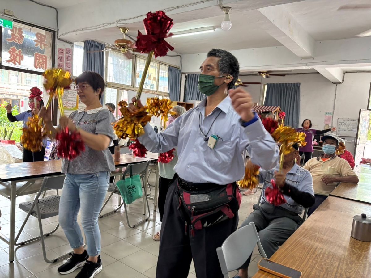 帶領社區長輩做頭部運動