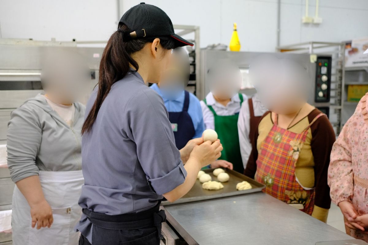 聚精會神觀察實作技術講解,為烘焙技巧打下紮實基礎