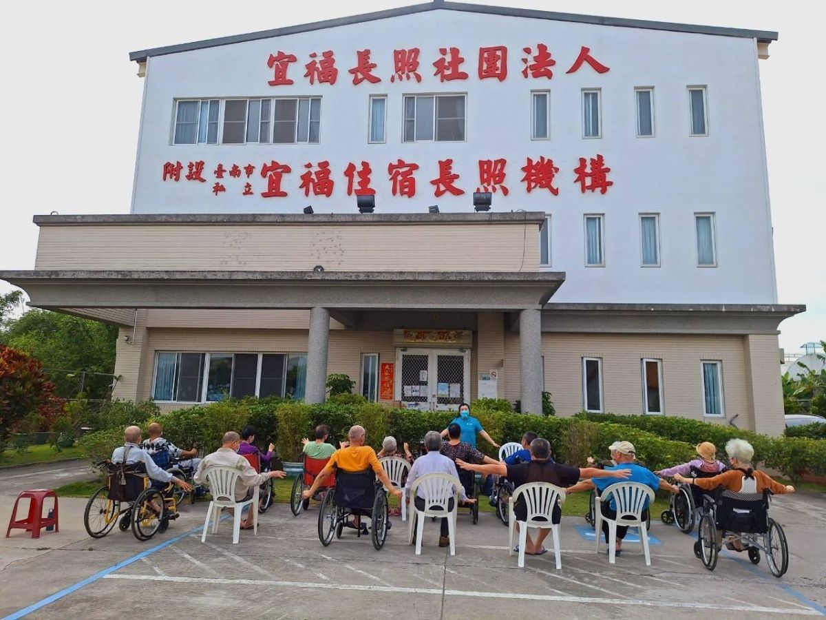 宜福長輩們辛苦練習的背影