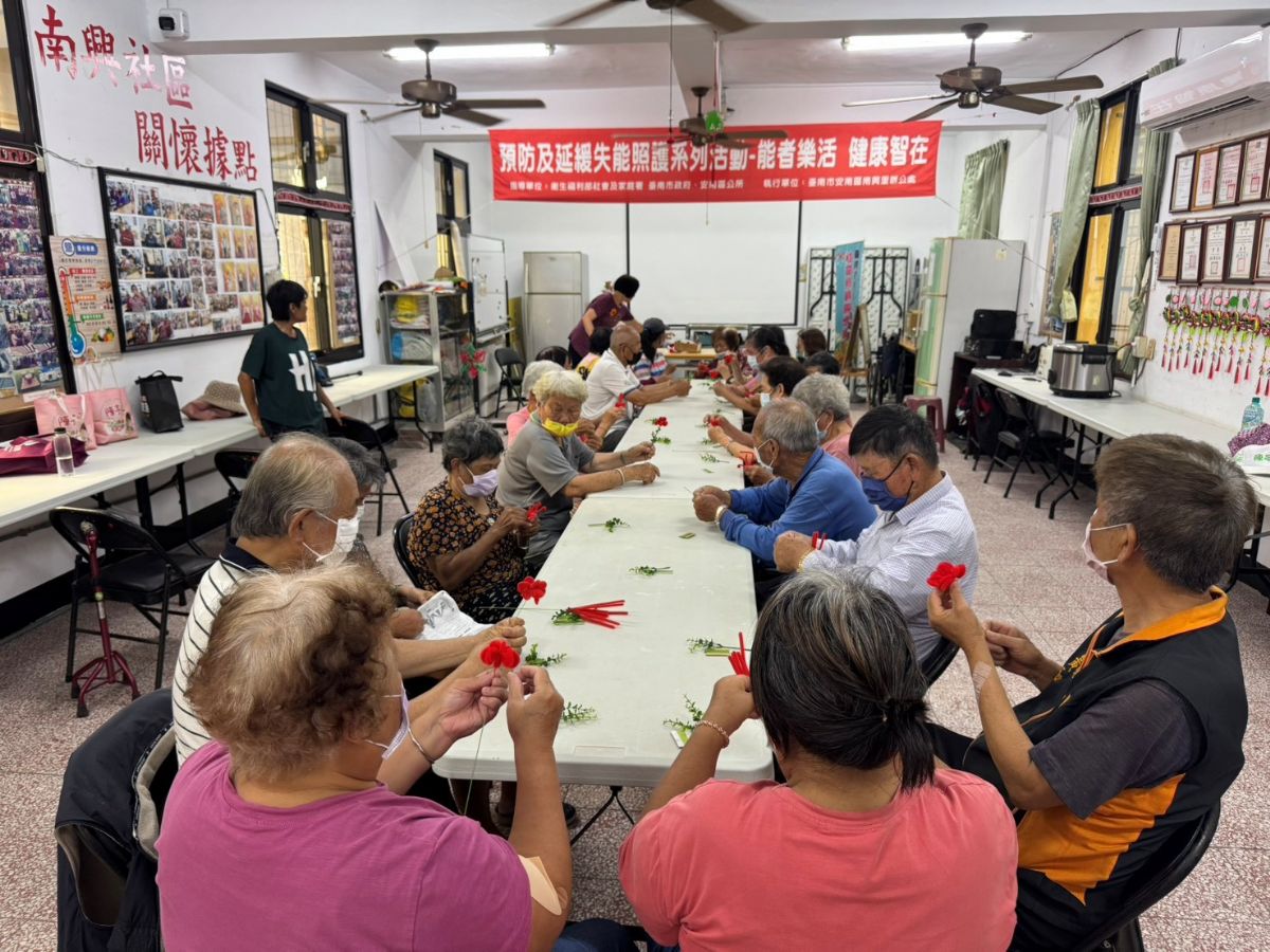 南興里預防及延緩失能課程—母親節手作康乃馨