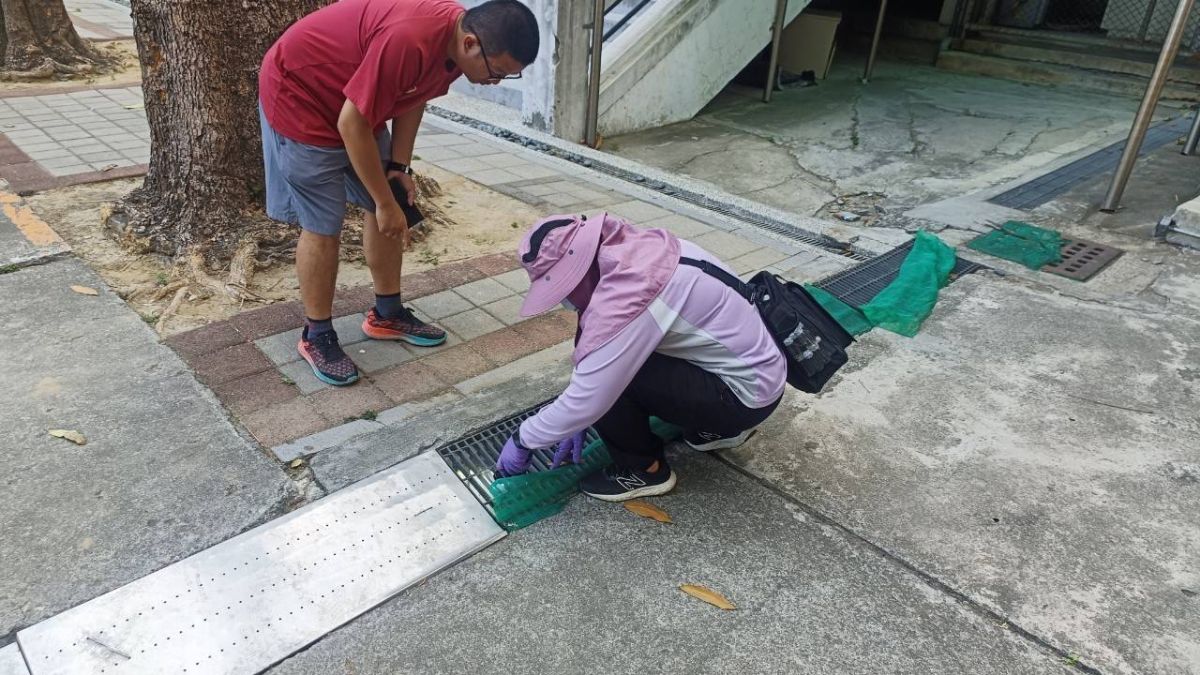 工作人員巡視環境