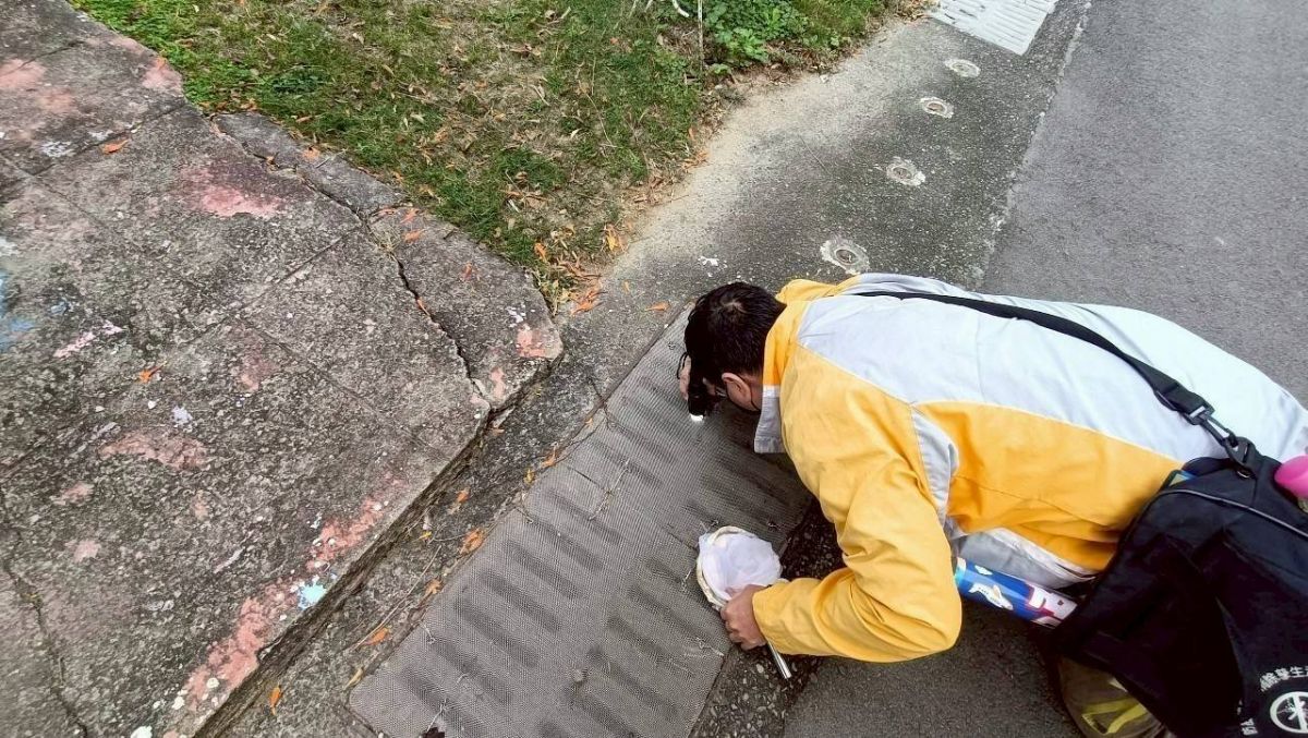 工作人員巡視環境