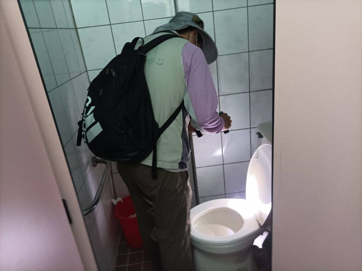 工作人員巡視環境