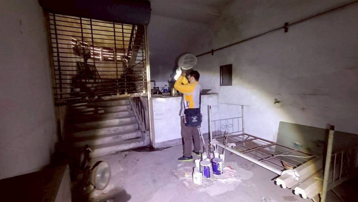 工作人員捕蚊