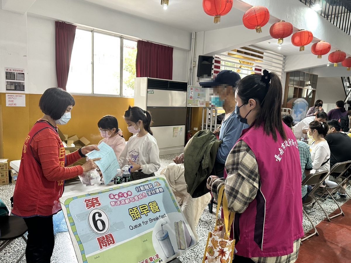 毒防中心個管師陪伴高齡個案參與行動醫院