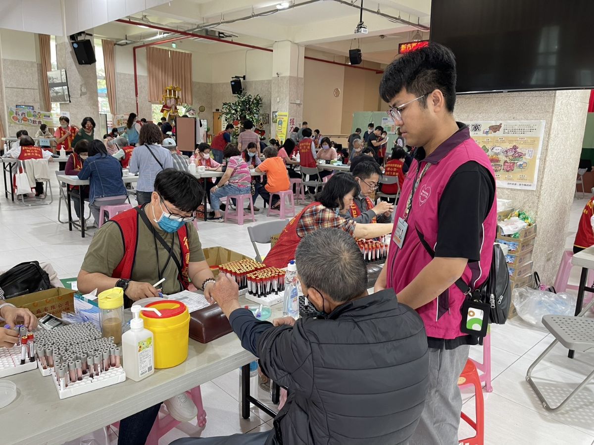 毒防中心個管師陪伴高齡個案參與健檢活動