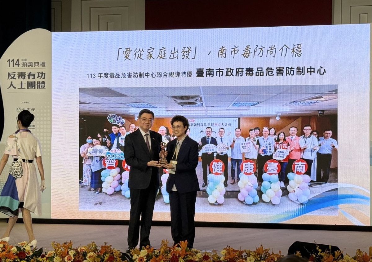 本市榮獲特優縣市,副市長代表領獎
