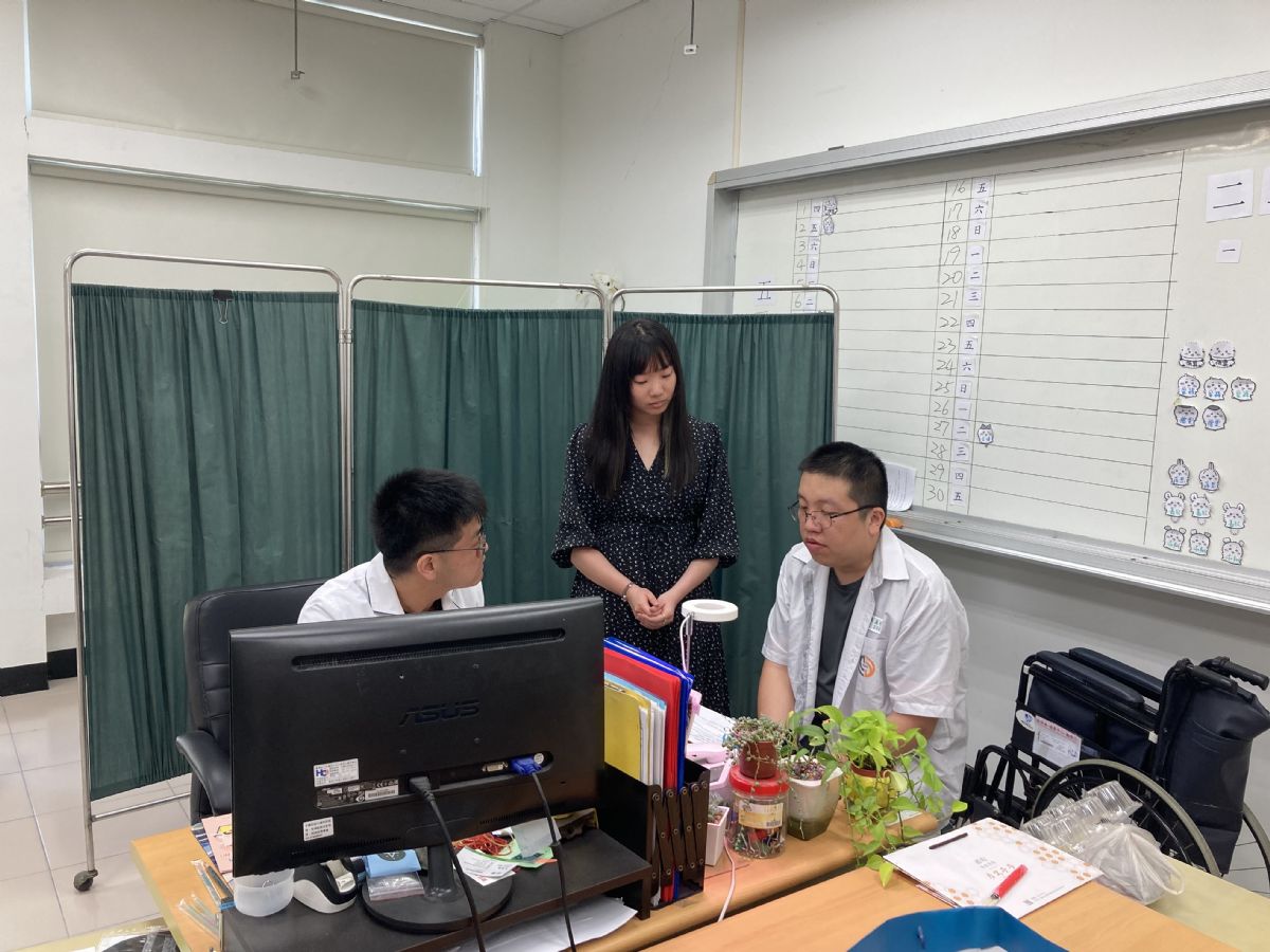影片中沉迷網路遊戲的宇翔在媽媽陪同下前往看診