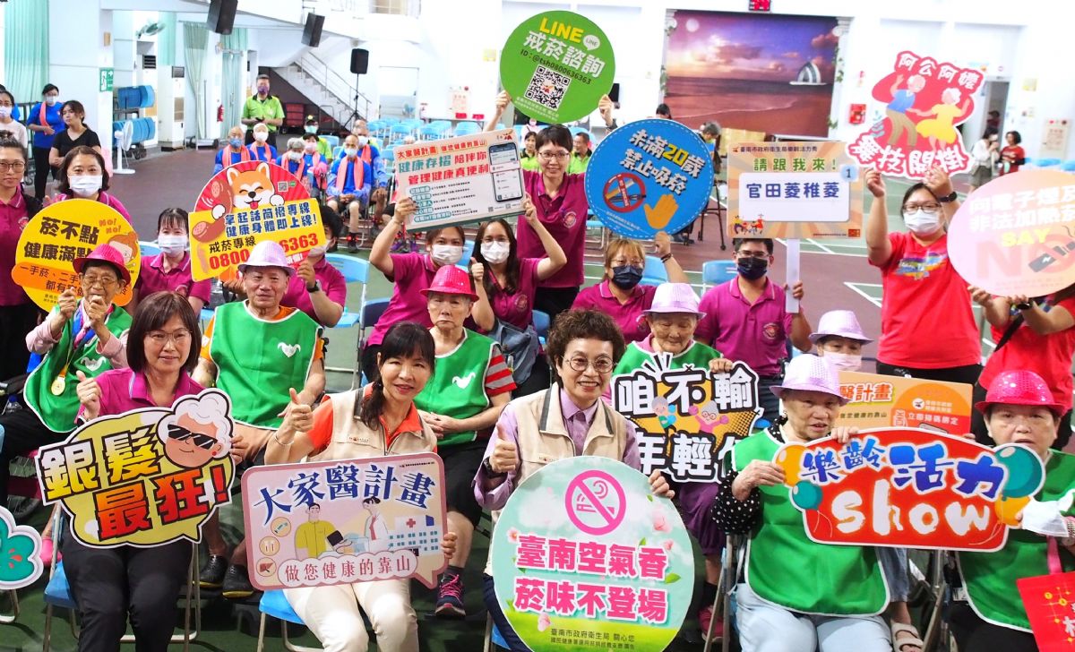 臺南市趙卿惠副市長親臨現場與參與隊伍一一合照