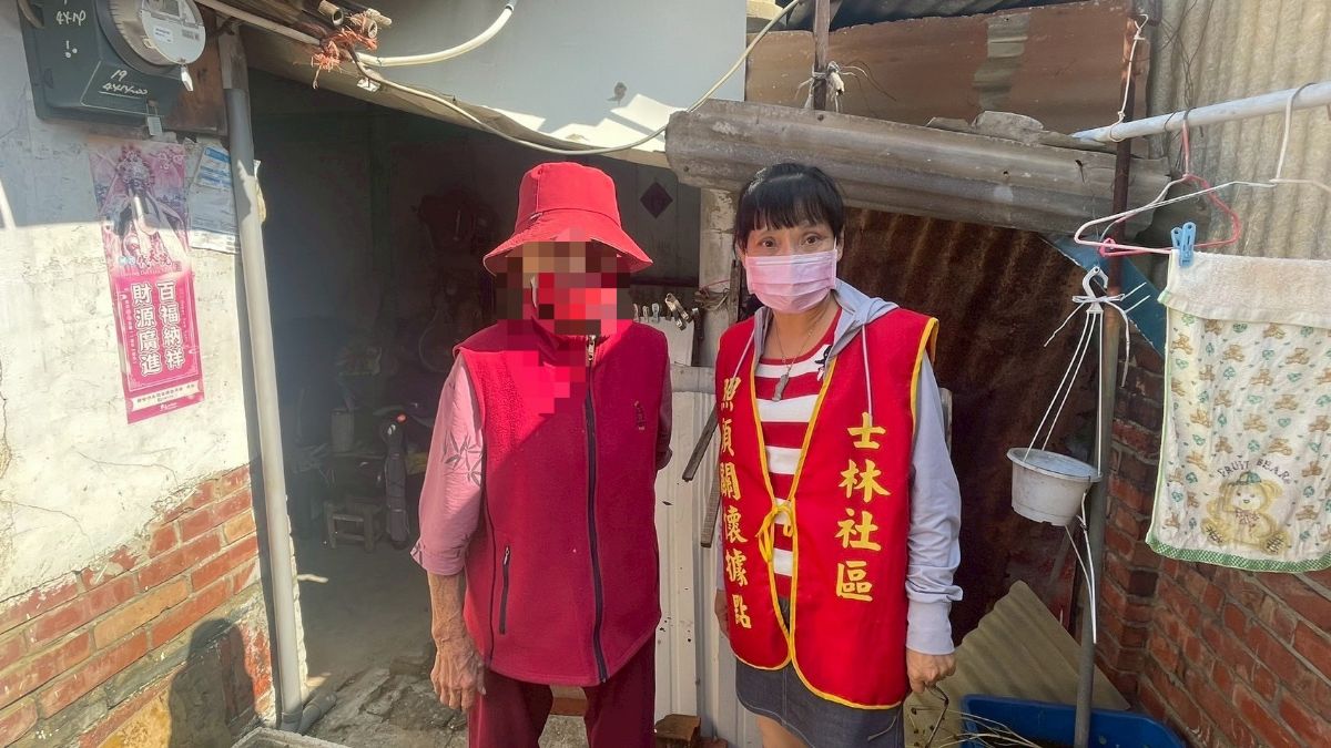 志工陪伴長者安全返家