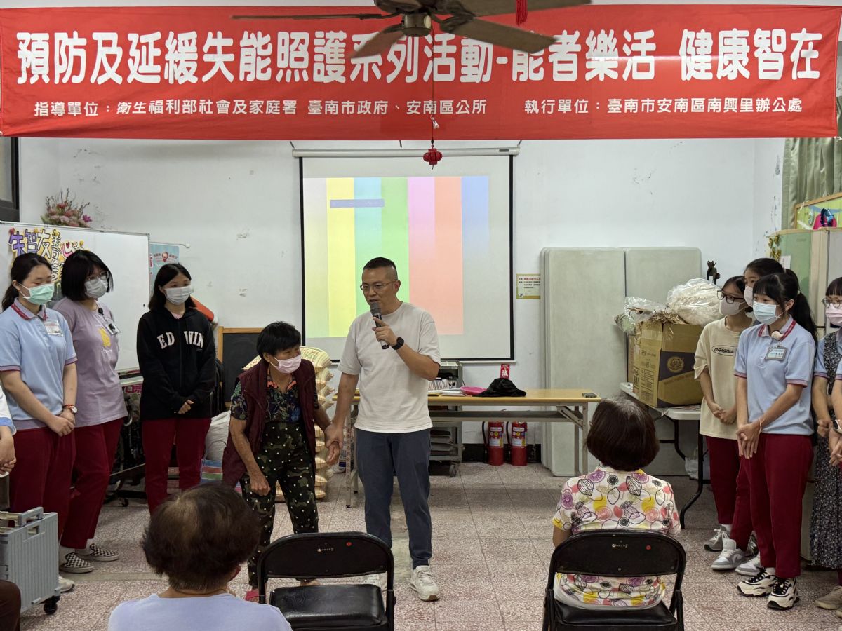 南興里長(右6)牽著阿智阿嬤(左5)的手,向里民推廣失智友善