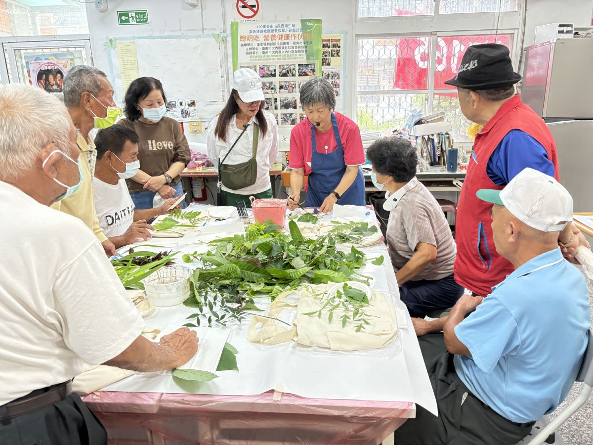 老師帶領民眾認識各樣樹葉風貌