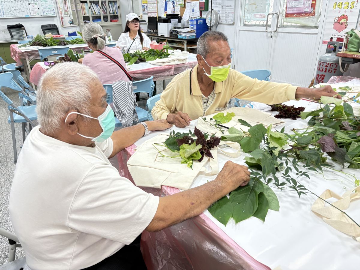 參與民眾發揮創意製作自己的創意帆布袋