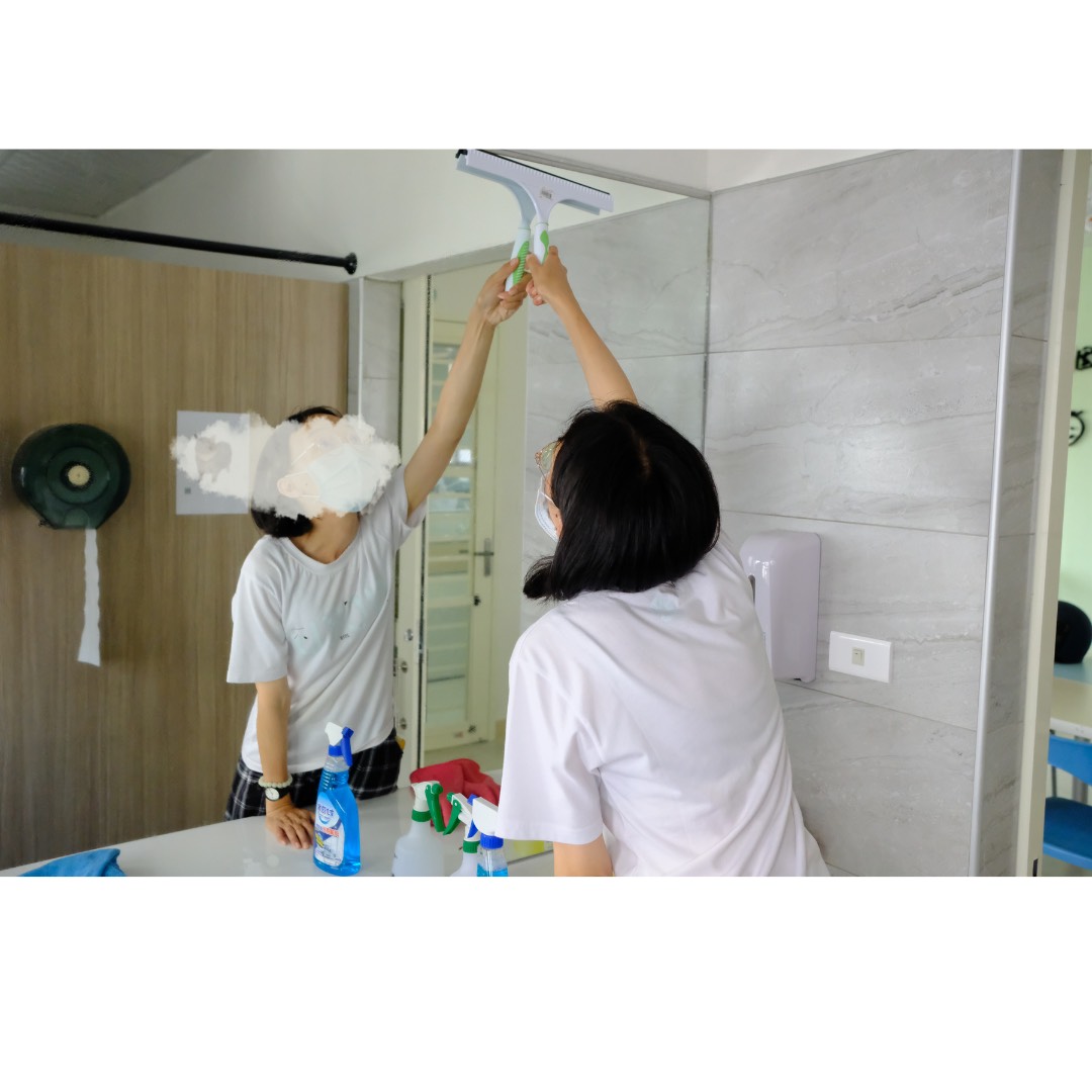 成員執行清潔工作