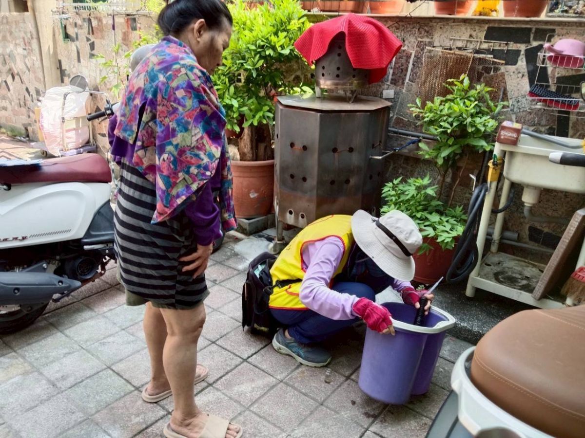 工作人員巡視容器