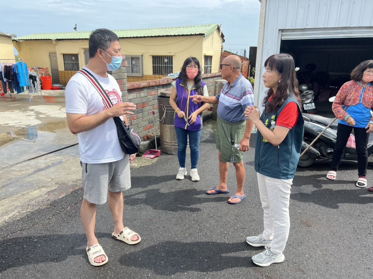 李翠鳳局長針對居民進行災後衛教宣導