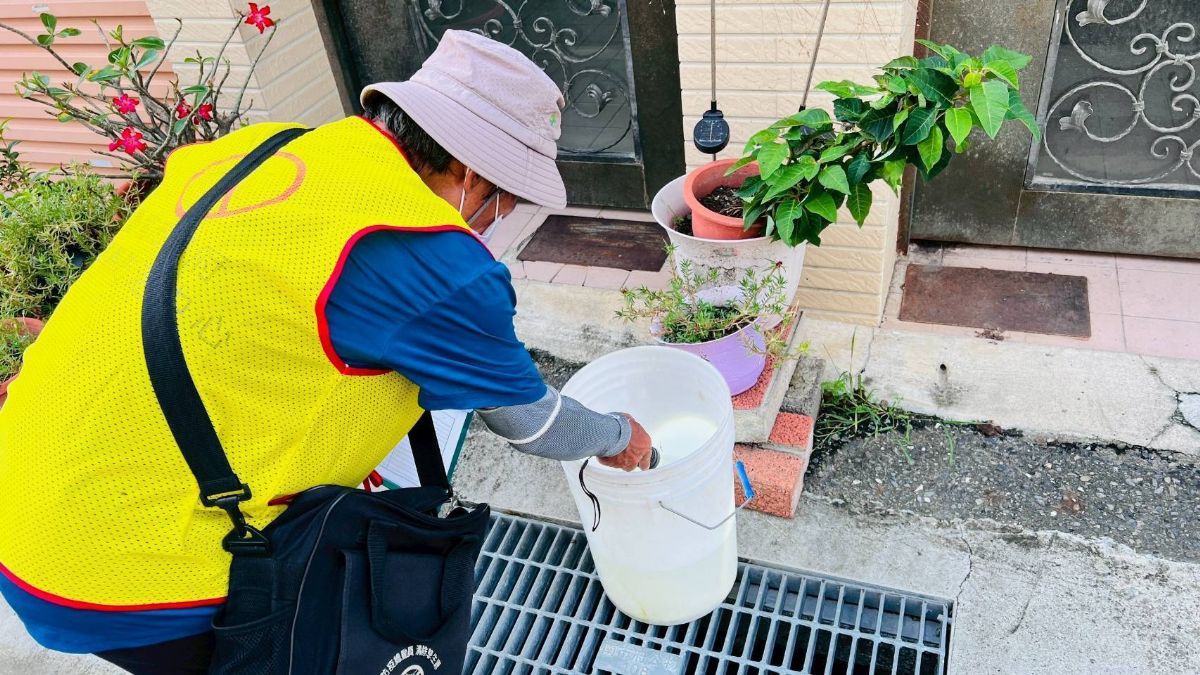 圖:戶外巡查積水容器