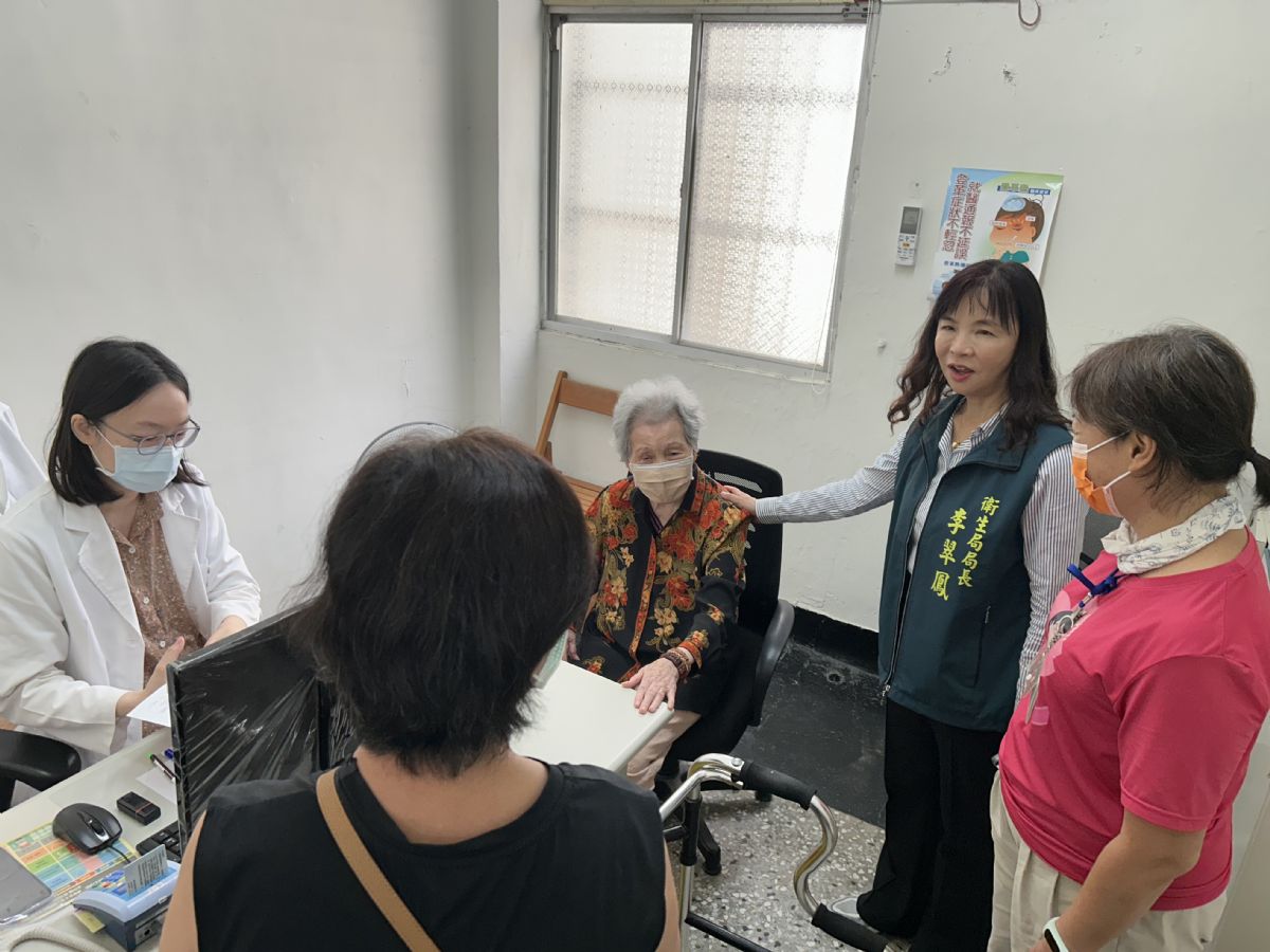 圖:衛生局李翠鳳局長視察衛生所防疫量能及關心求診的長者