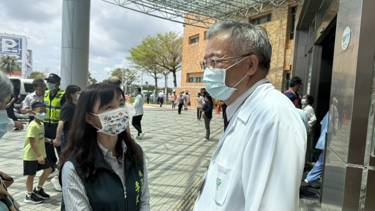 圖:前往柳營奇美醫院關心醫院運作狀況並慰問收治因搶救風災傷病患