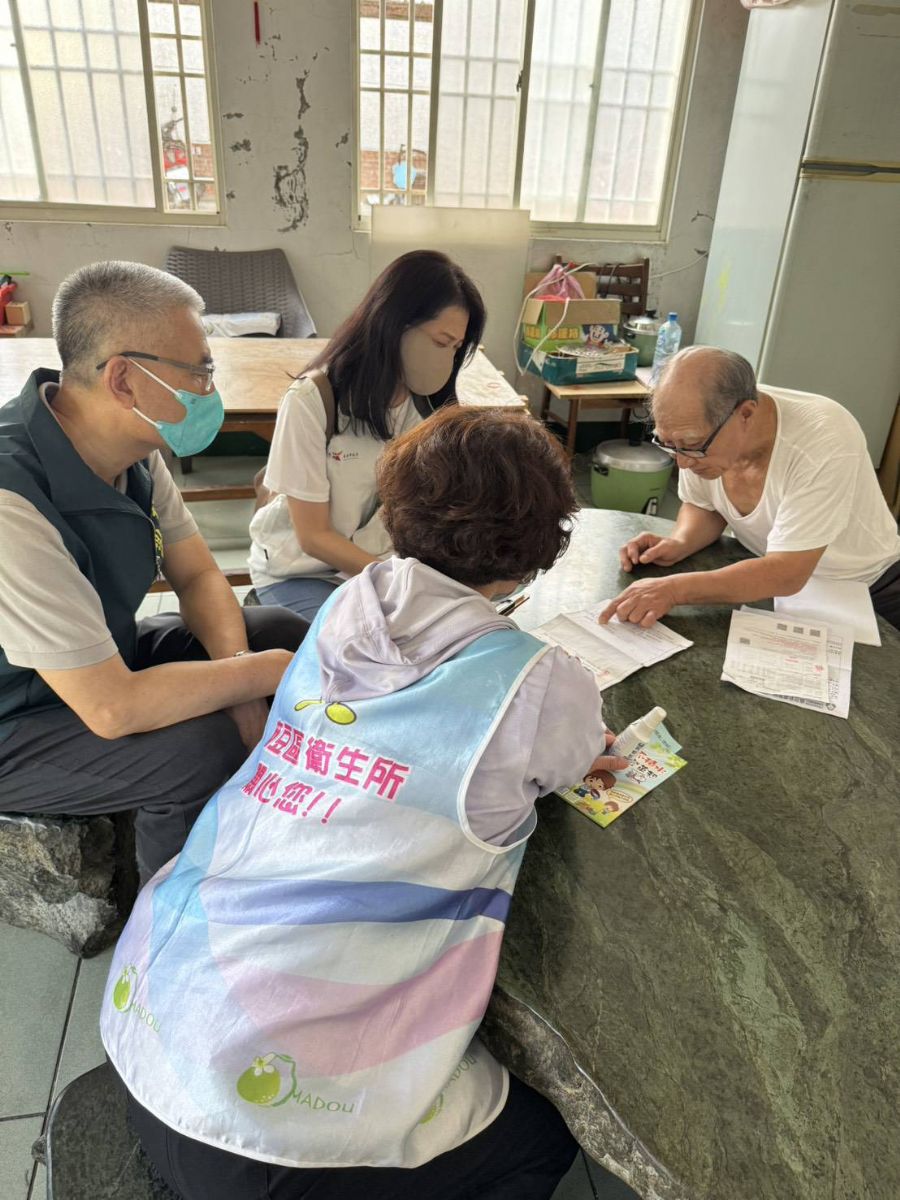 麻豆區衛生所偕同家訪進行防疫衛教與關懷