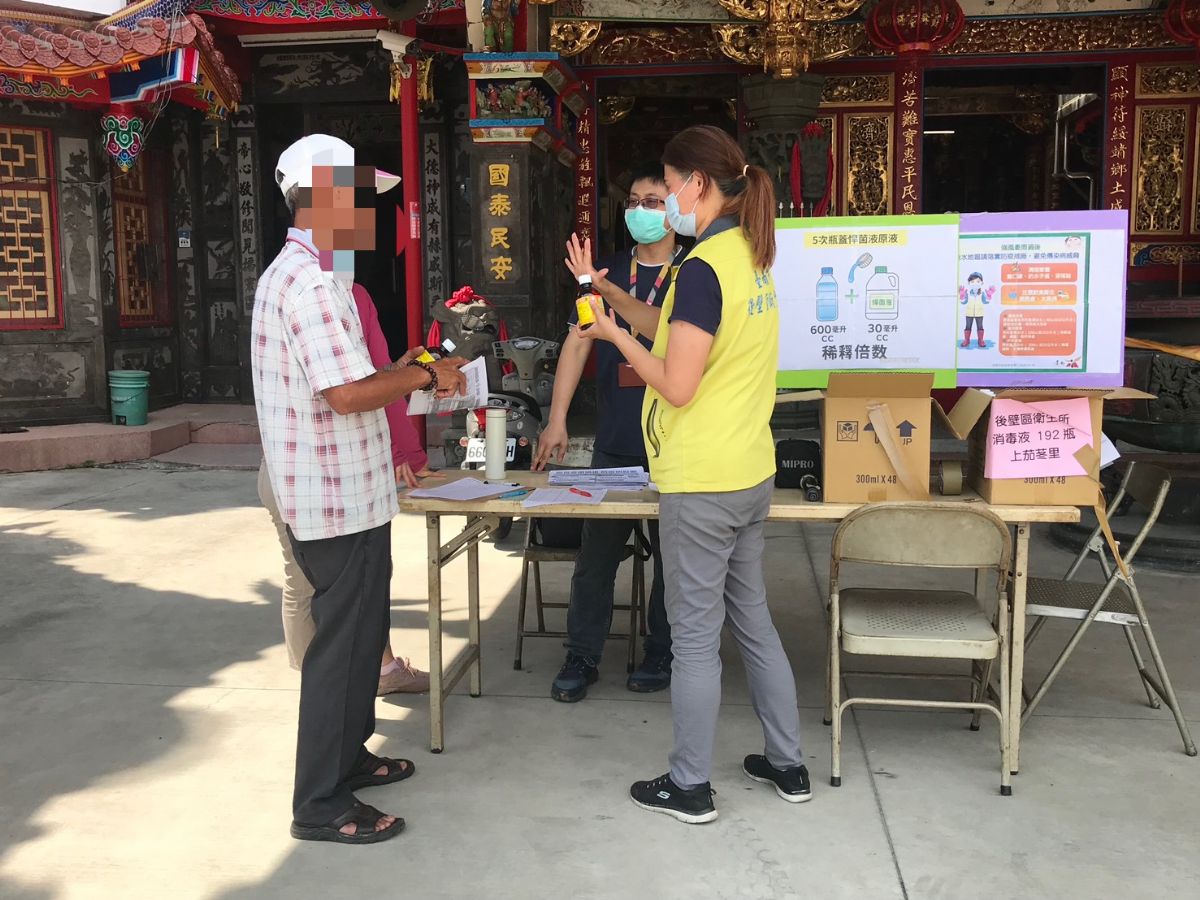 顯濟宮發放消毒液,指導配置及衛教