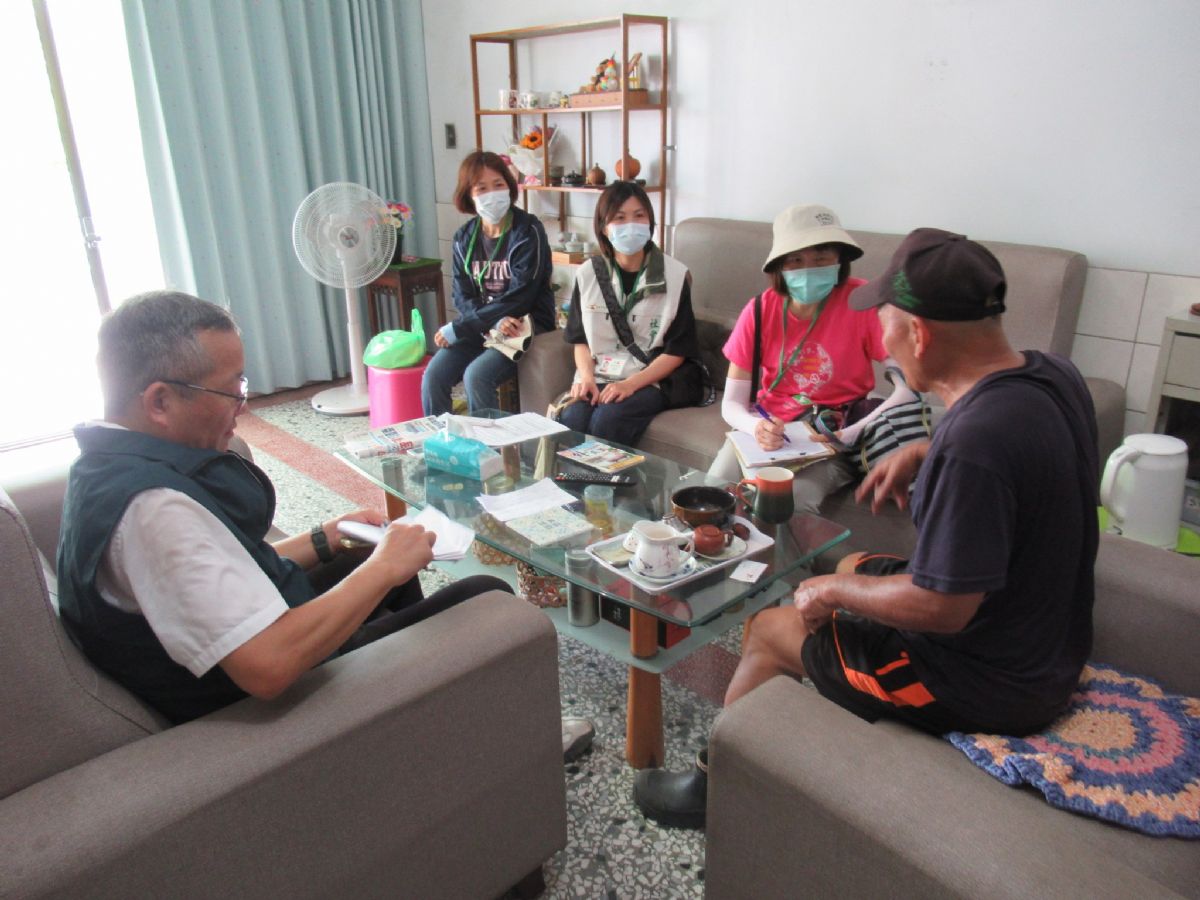拜訪外角里長了解個案情形 共同商討協助長者方案