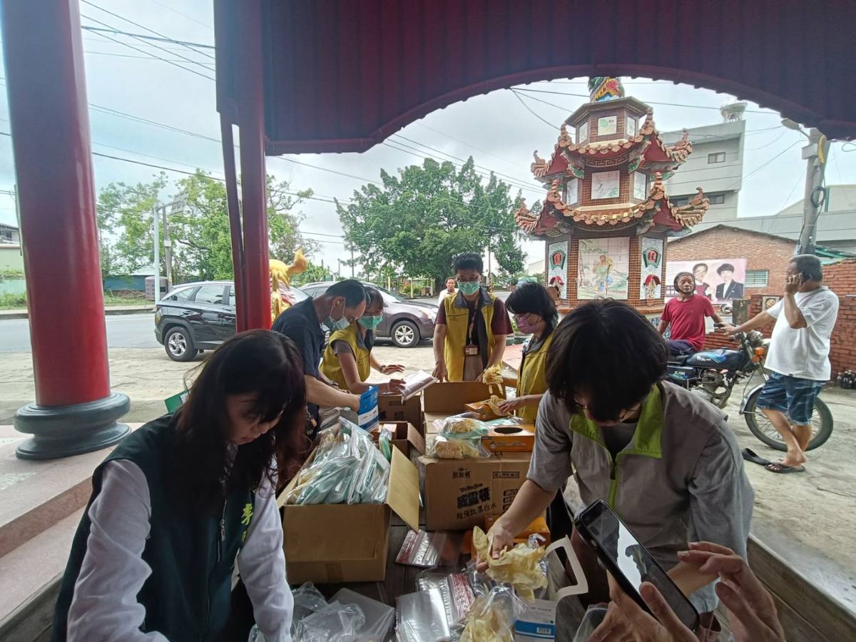李翠鳳局長共同協助物資分裝與發放