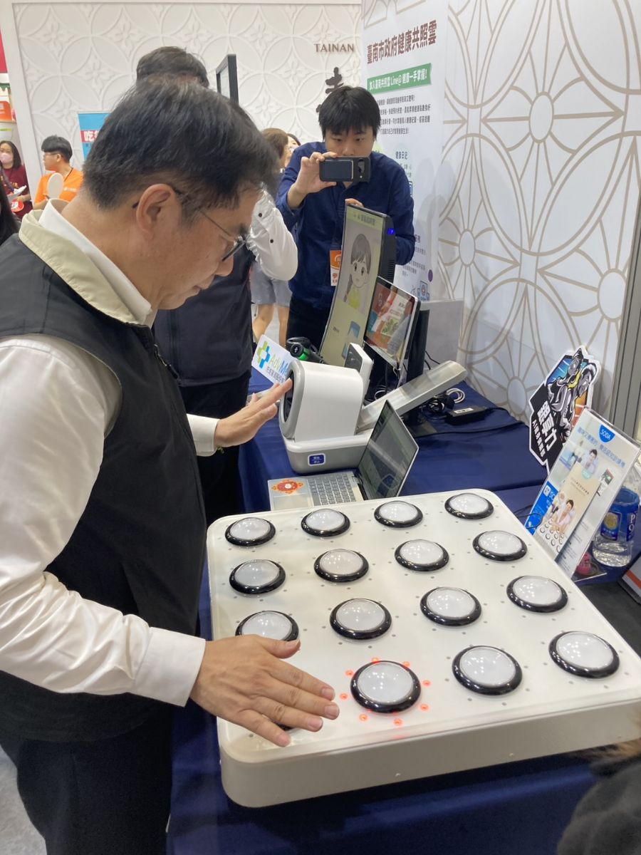 市長體驗SODA機測試反應力