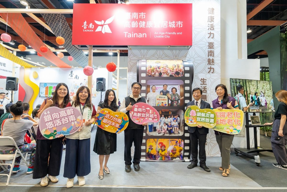 市長蒞臨臺南主題館與貴賓熱情合影,展現高齡宜居城市的活力與魅力