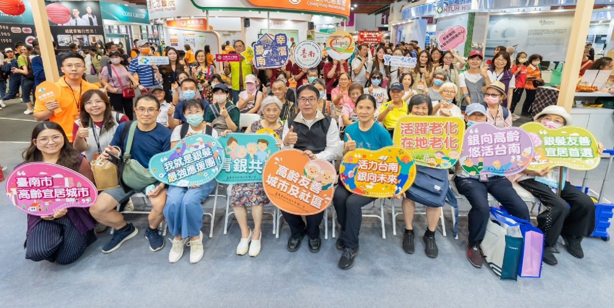 臺南館現場參與講座民眾展現熱情,與市長合影