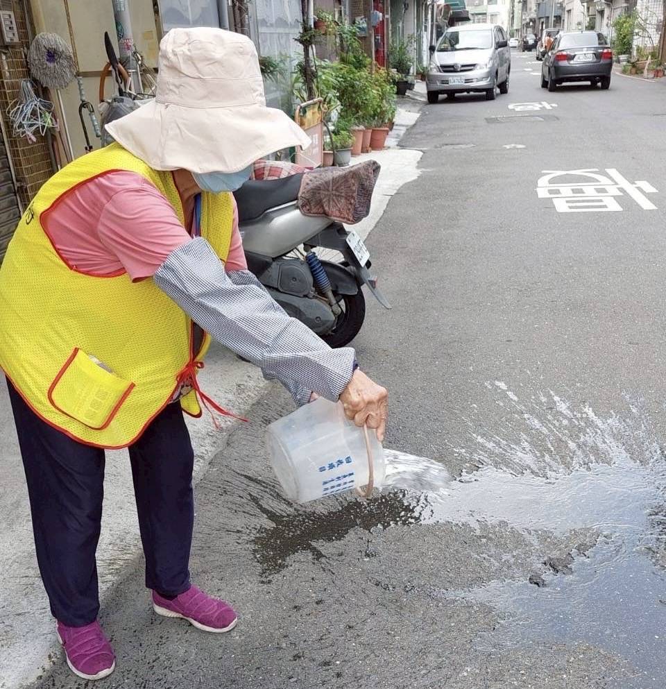 圖:協助社區裡清除積水容器