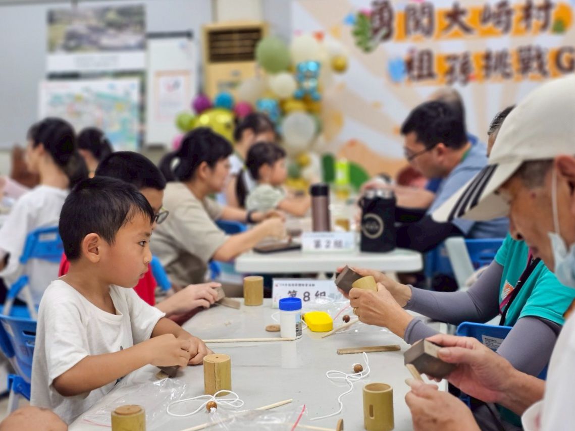 祖孫一同製作地雷陀螺