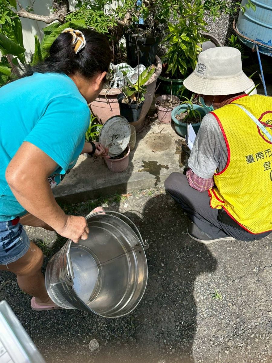 監測人員於社區病媒蚊巡檢和衛教民眾巡倒清刷5