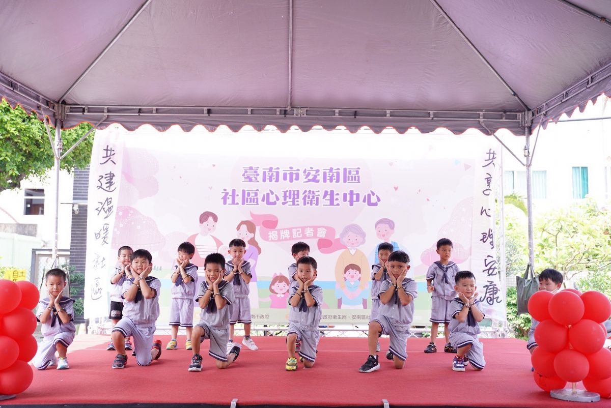 愛上學幼兒園學童活潑舞動開場