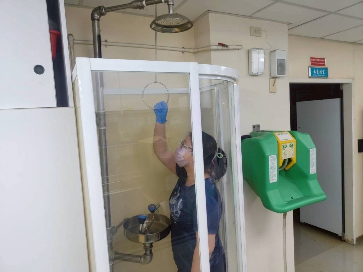 實驗室同仁使用沖淋洗眼設備