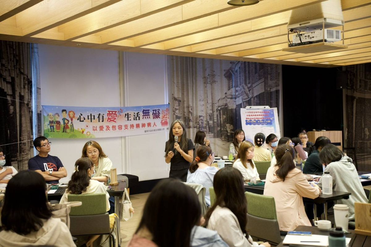 邀請中華民國家庭照顧者關懷總會李逸監事講解提升高負荷家庭照顧者的敏感度和資源轉介