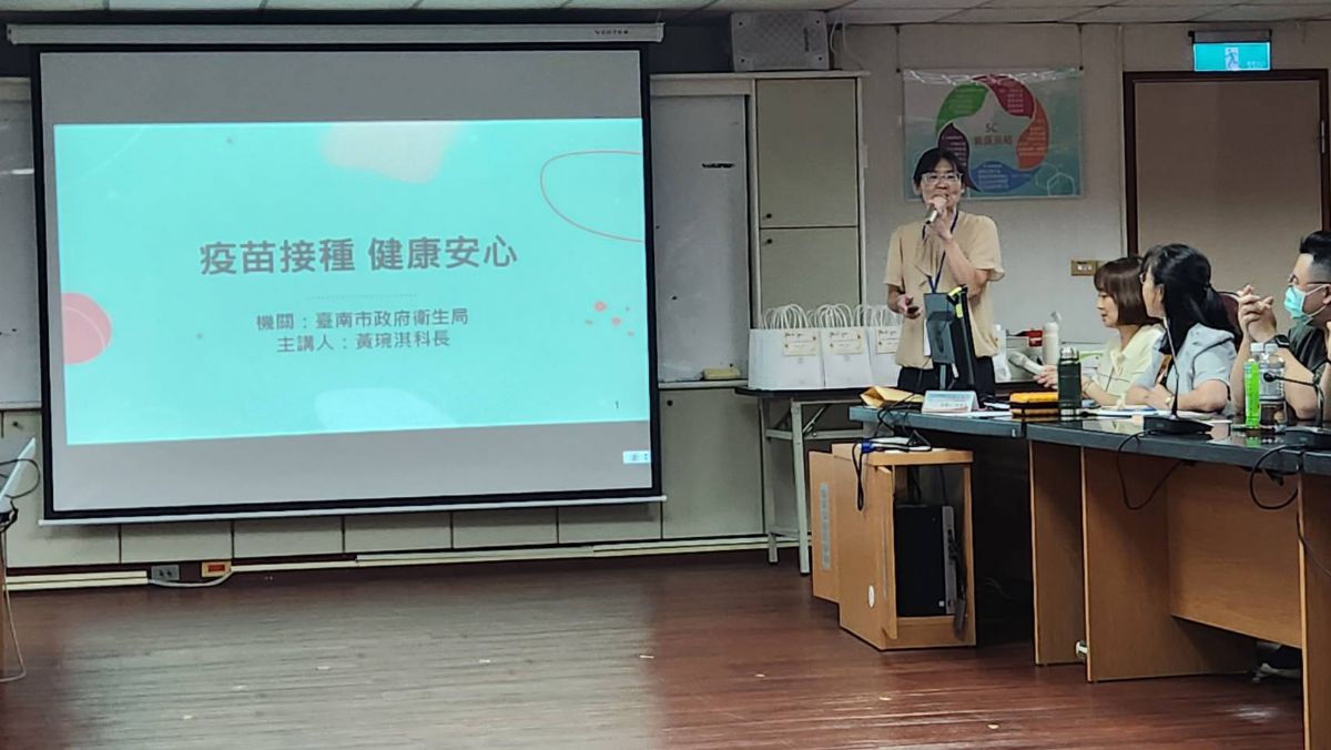 衛生局黃琬淇科長向長照機構宣導疫苗接種、健康安心